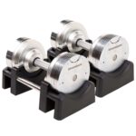 BRAINGAIN Verstellbare Kurzhantel Set 23,5kg / 32,5kg – Jetzt mit 34mm Gen 4-Griff – Gewichte in 1 Sek wechseln – Platzsparendes Homegym – Mehrere Gewichte in einem – Chrom/Schwarz